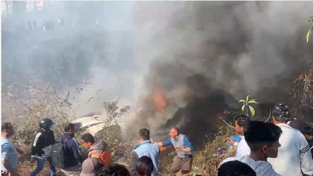 當地民眾拍下墜機後情景。（圖／FB@Arun Tamu影片截圖）